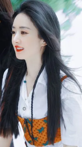 赵丽颖新造型曝光,粉色挑染,这么多年时尚表现力还在原地踏步