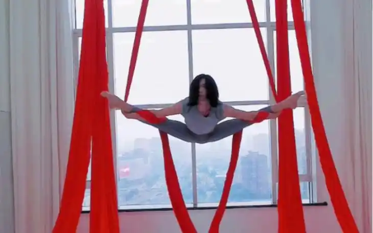 在绸缎上的超级横叉一字马