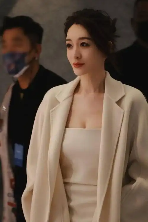 47岁李小冉穿出白到发光的惊艳效果