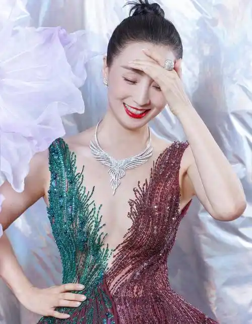 49岁陶虹也太美了,穿深v拼色长裙戴钻石项链,气质华贵而优雅_礼服