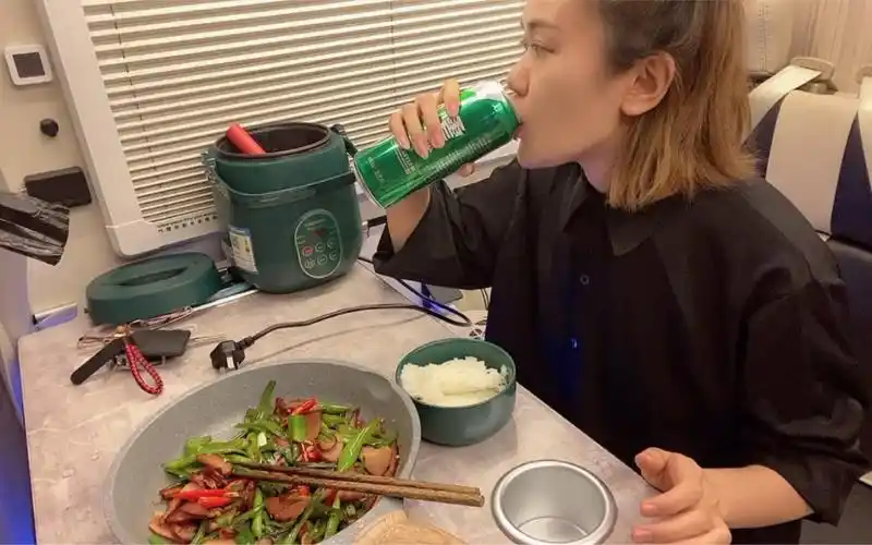 小姐姐一个人自驾西藏,海拔2300米还喝酒,要是高反那就完蛋了