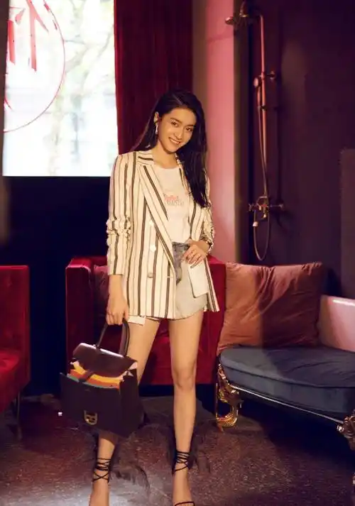 原创张雪迎写真照曝光穿条纹针织衫配超短裤气场强大又少女感十足