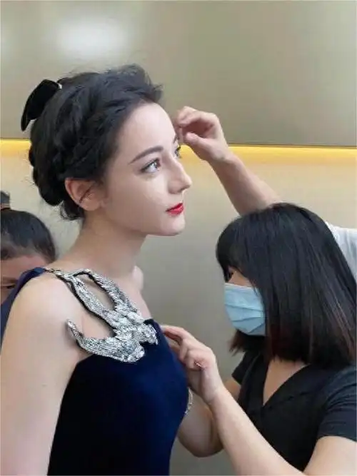 迪丽热巴分享卸妆照,肤白貌美太清新,被赞素颜美人!