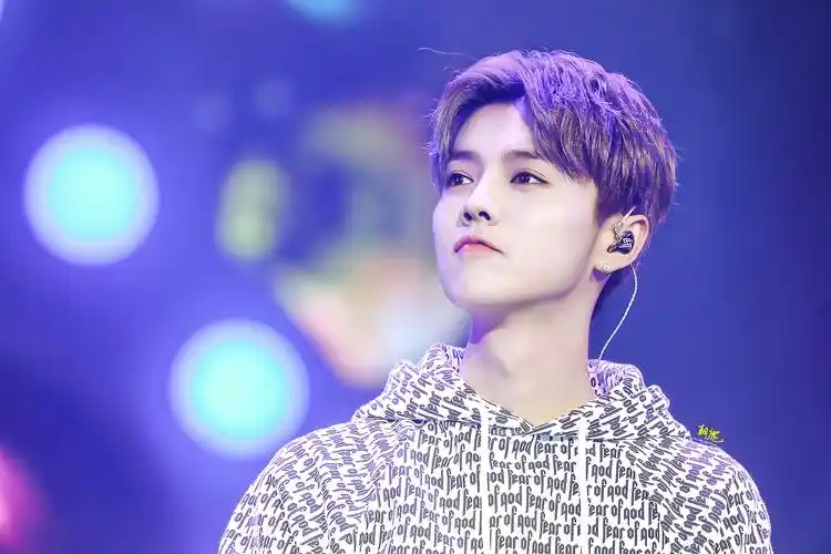 鹿晗高清壁纸 心梦不退,认真不改,轻轻仰起头,继续致爱的倔强,继续画