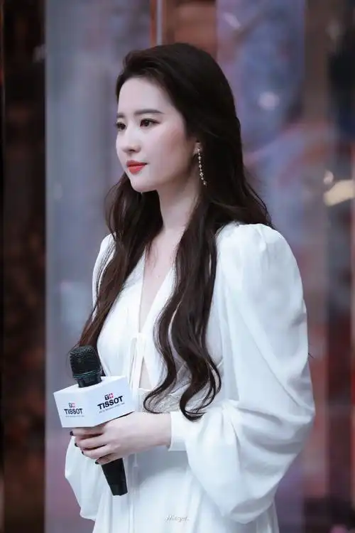 刘亦菲白色长裙生图