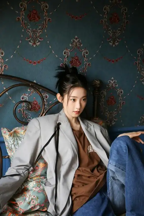 张艺凡复古色彩质感大片