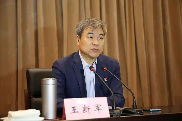 党课由新乡市委副书记王新军主持