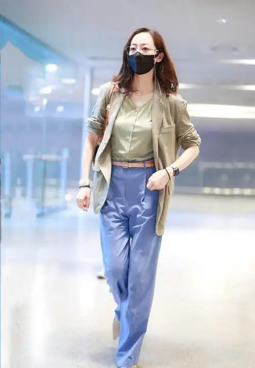 韩雪真是驻颜有方穿开衫配西装简约潇洒配链条眼镜挺时髦的