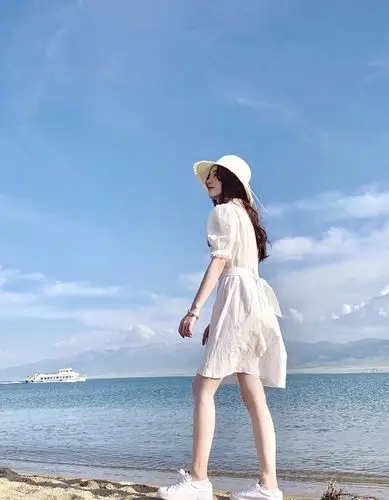 [女神新照]鞠婧祎晒海边旅行照,草帽白裙你喜欢吗? zt