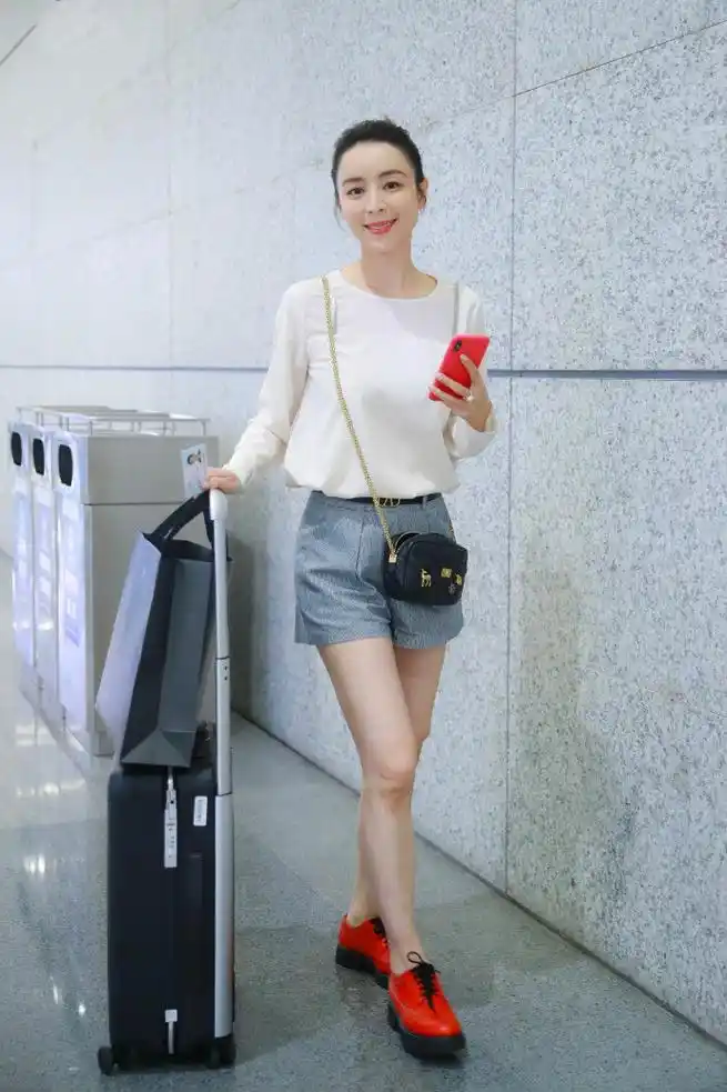 张静初穿短裤罕见扮性感配白上衣炫肤又炫腿39岁依旧少女心