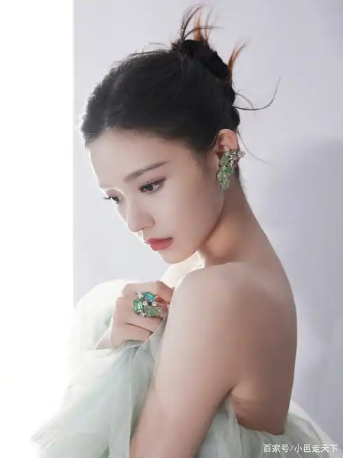 林允儿绿色旗袍美腿性感写真