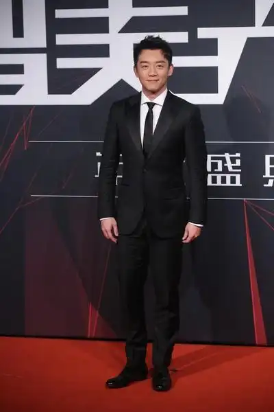 男神齐聚一堂!贾乃亮寸头干练 刘昊然陈立农同台