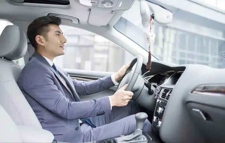 特别是男人,男人开车经常会做些习惯性违反驾驶规则的动作,比如开车接