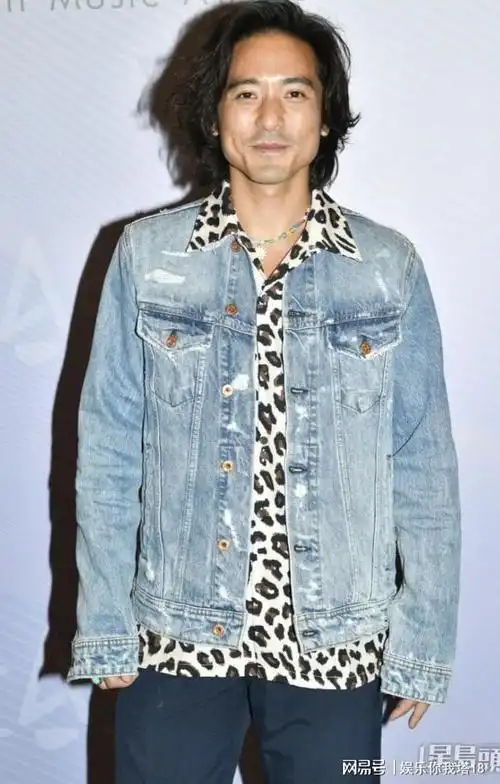 林子祥儿子很会长这孩子很会长 脸型像妈,眼睛鼻子像爹,帅气得不行.