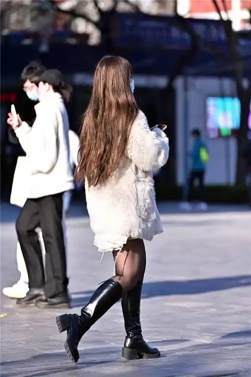 黑色丝袜搭配长靴春天的搭配其实也很轻松