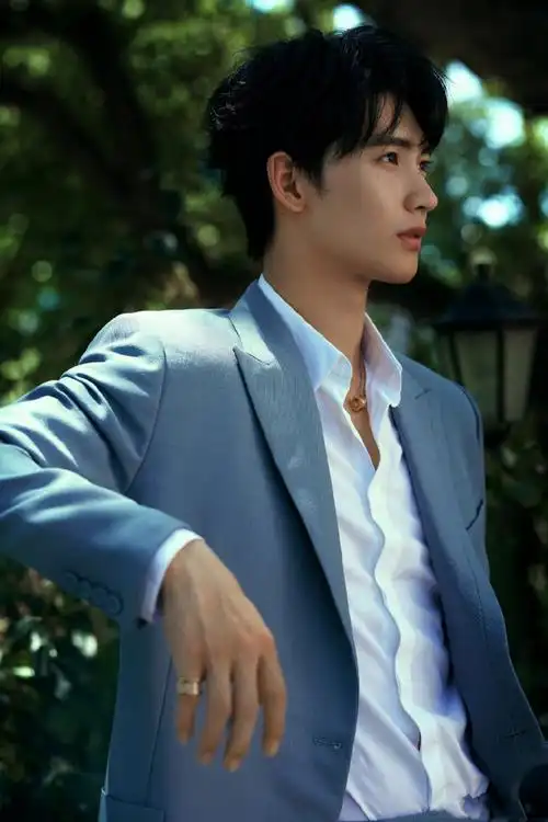 黄俊捷身着西装廓形利落举手投足间尽显少年绅士风