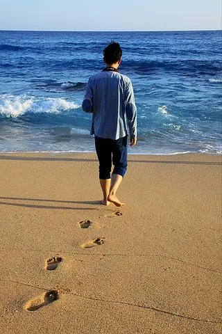 男人与狗,海边的一道风景线.站在海边好开心.被人拍的感觉真好.