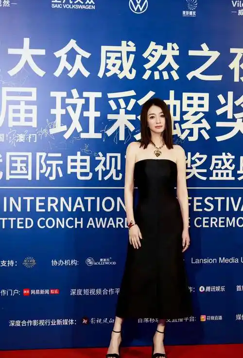 李小冉出席活动,身穿黑色鱼尾裙,身材窈窕,优雅大方!_气质_时尚_造型