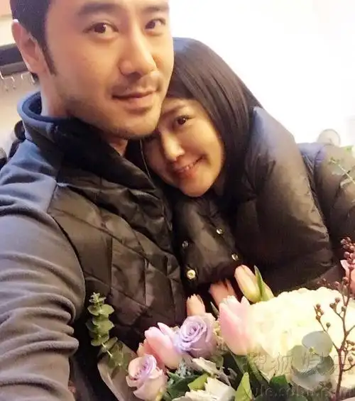 谭维维为男友陈亦飞庆生 甜蜜亲吻秀恩爱