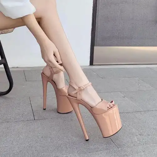 一双好的高跟鞋不仅让人看起来更加优雅自信,同时也需要经过正确的