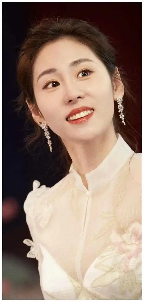 美女歌手张碧晨火力全开精湛演绎经典情歌痴情表白动人心弦