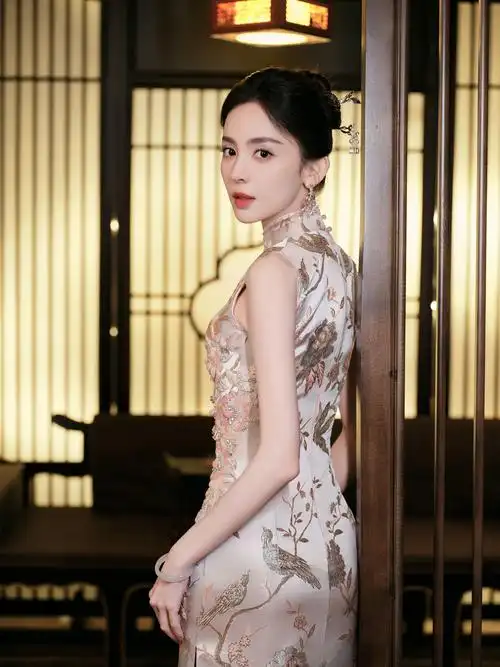 古力娜扎一袭中式旗袍,勾勒窈窕身姿,尽显优雅美丽