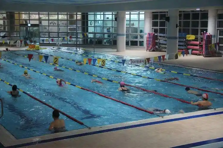 原创游泳成夏季消暑良技,游泳池出现那种尴尬状况让人吐槽不断?