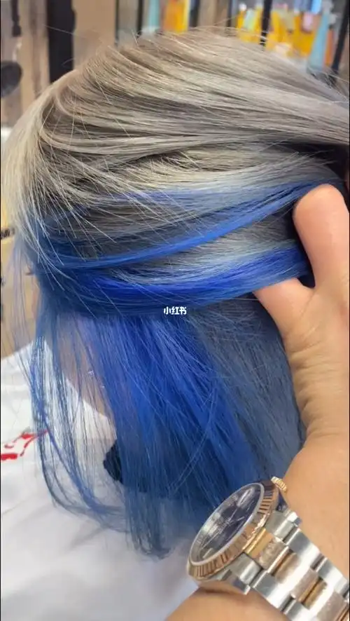 浅灰色搭配蓝色挂耳染高级感十足
