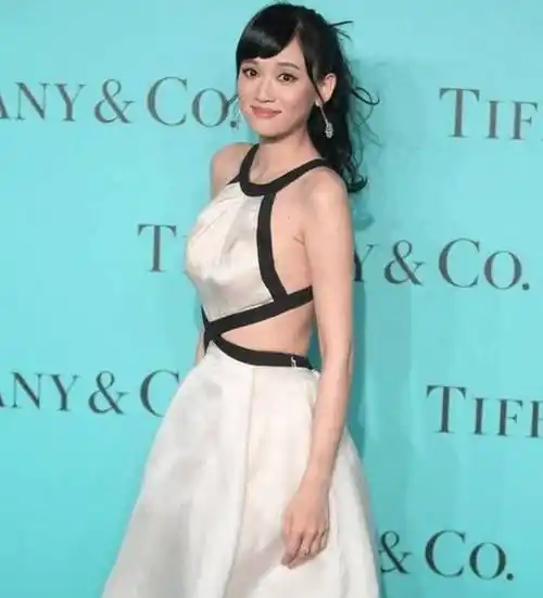 原创当陈乔恩撞上林志玲同穿肚兜裙两人差距一目了然谁更胜一筹