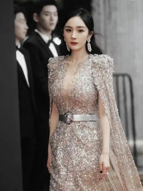 杨幂才是"大姐大",镶钻礼服华贵霸气,修身剪裁挡不住曲线美_腾讯新闻