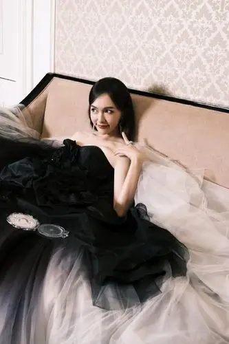 唐嫣变身黑天鹅,身穿黑白拼色抹胸礼服亮相