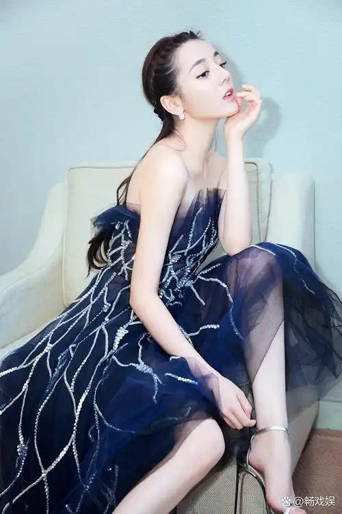 迪丽热巴 银色一字带高跟凉鞋