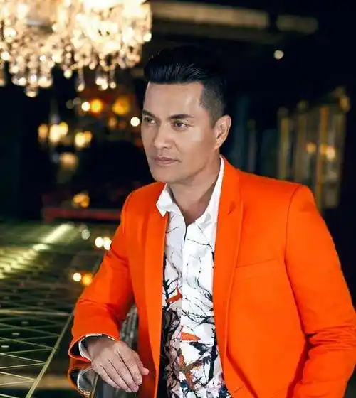 65岁吕良伟顶楼开直升机!