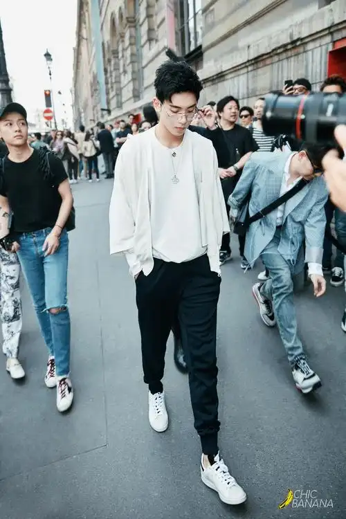 王子异巴黎时装周一天一套变身百变时装boy