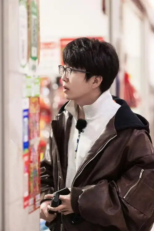 毛不易吃鱼粉吃成汗宝宝#哈哈哈毛毛吃渔粉也太可爱了给自己辣的锻蜒