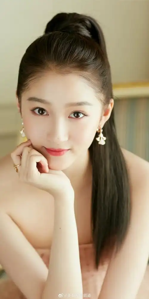 关晓彤名品代言写真