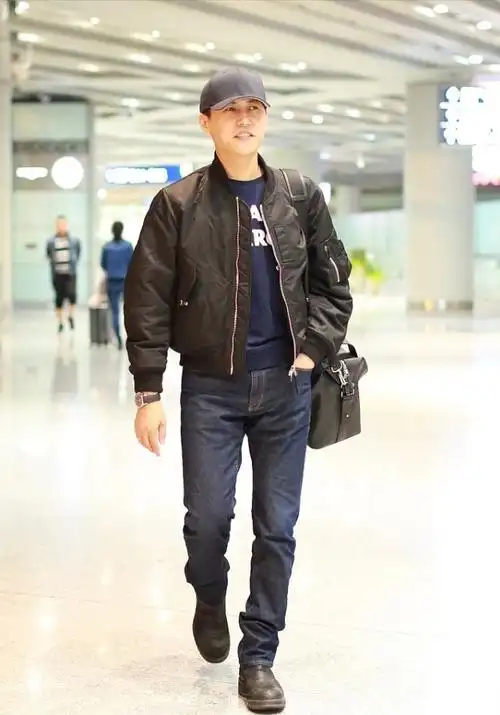 靳东的造型感太强了,穿深色服饰好有男人味