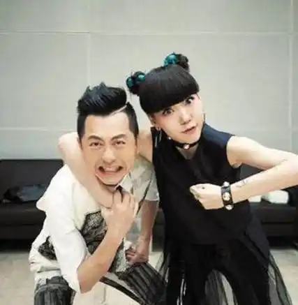 吴莫愁庚澄庆与伊能静同台演出,她把手搭在男友肩上,可见甜蜜.