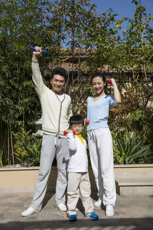 一家人在花园里