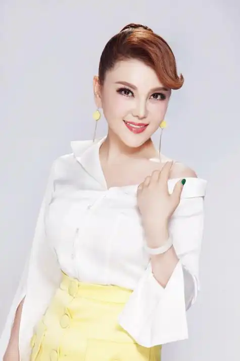 乌兰图雅最新写真曝光 穿出春日里的清新气质和文艺范