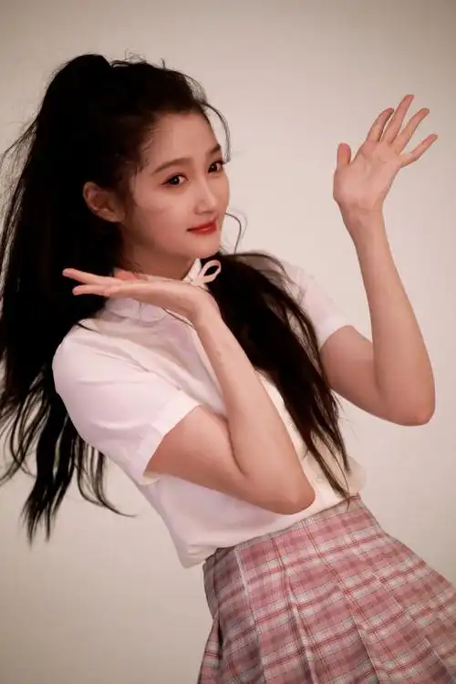 看到如今的关晓彤也依旧如此的迷人,也期待着未来的她,在继续给我们