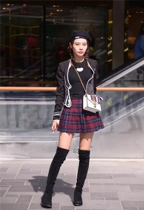 52岁萧蔷身材太魔性穿百褶短裙过膝长靴大长腿让人看直眼