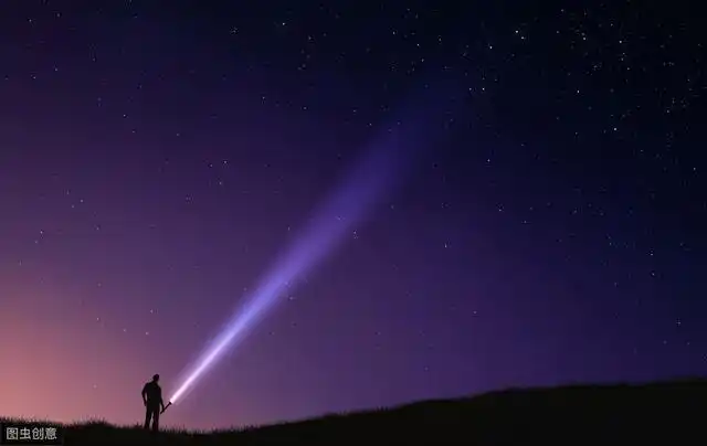 都会用它,在黑暗的夜晚,我们会用手电筒对准太空,然后用手电筒照射,会