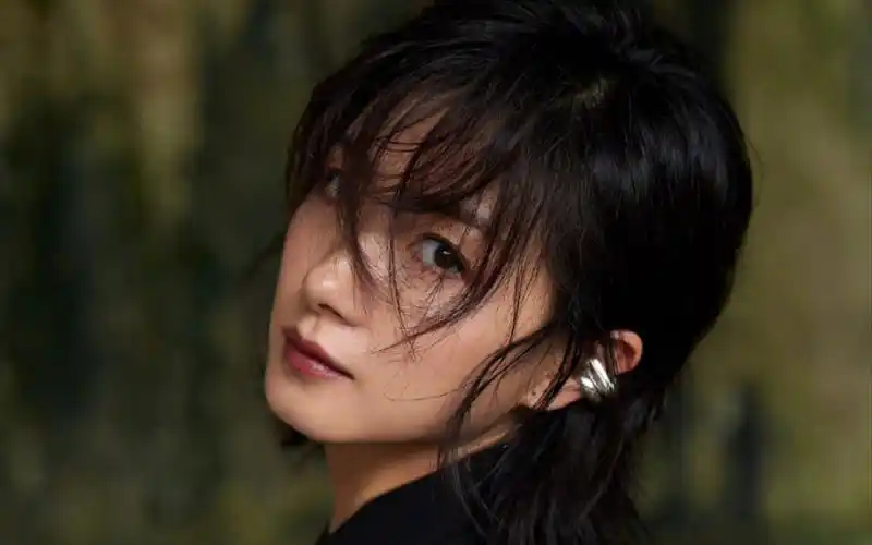 万茜〕不惧时间的刀锋,向心而行,万老板旧车站复古大片流出.