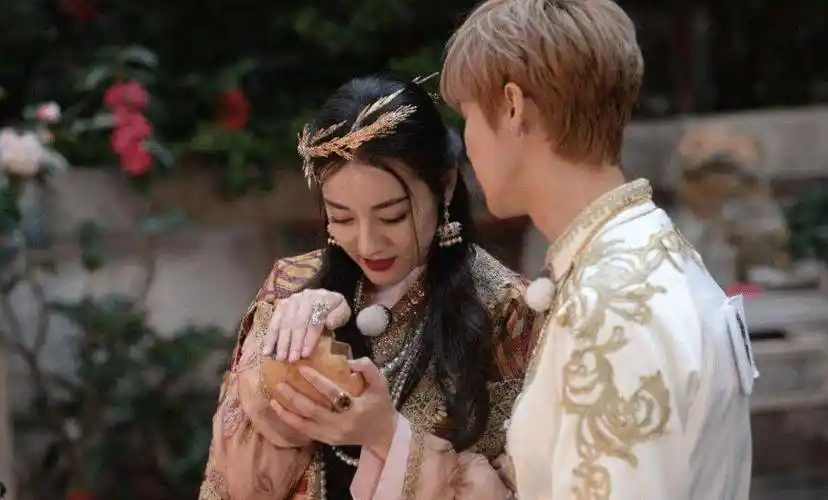 鹿晗凶迪丽热巴:你好丑,热巴直接就是一脚过去,画面十分搞笑_节目