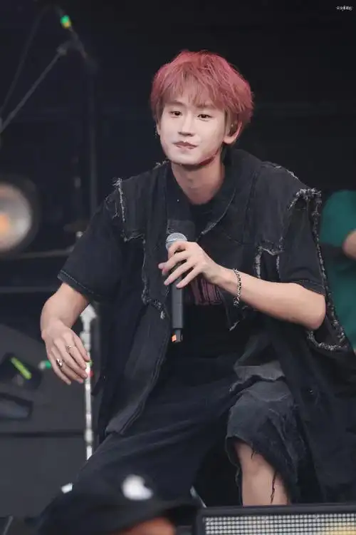 叫我ak就好了超话#刘彰粉发#230519//杭州西湖音乐节爱神降临@ak刘彰