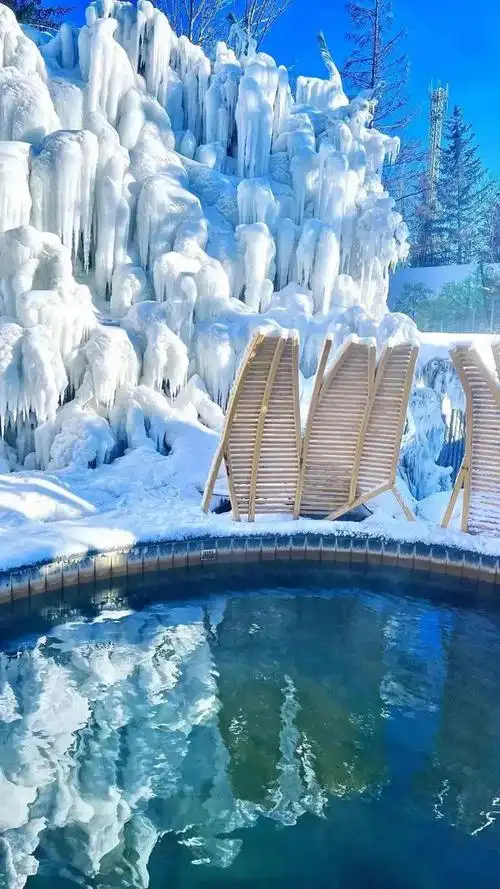 长白山聚龙火山温泉部落中国首个火山自溢温泉群