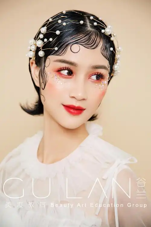 谷兰美妆教育频道的化妆造型作品《复古短发洛可可风》