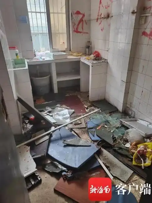 出租屋被用红漆写满"还钱",家具遭打砸,房东:因租客不搬走没退押金