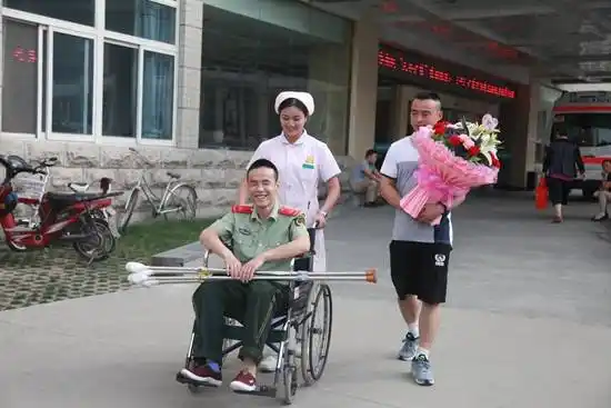 左小腿截肢武警训练全优擒住疑犯:厄运无法让我跪地求饶